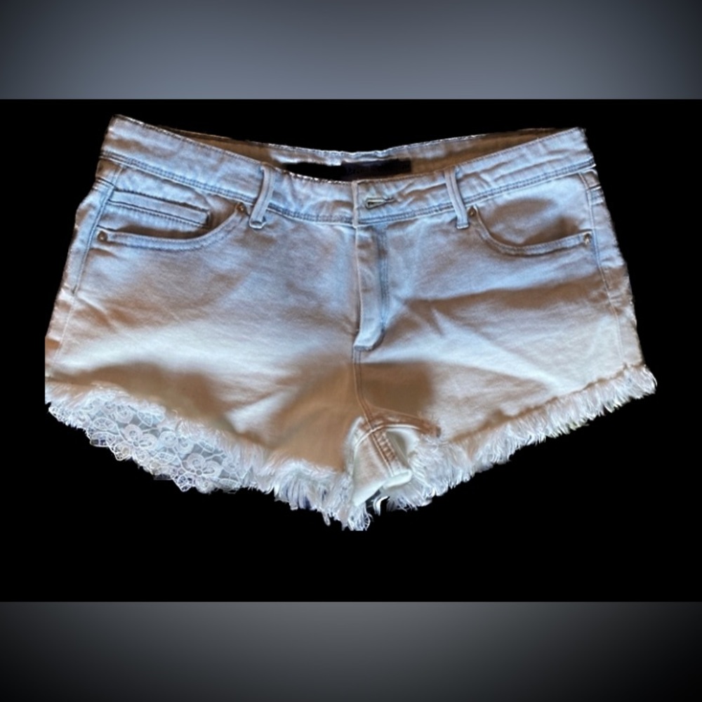 Frayed hem denim shorts